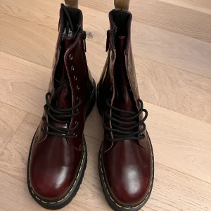 Helt nya Dr Martens Jadon cherry🍒 (40) - Tillverkade av vegansk imiterat läder, är dessa stövlar både stiliga och etiska.  Nypris 2868 (miinto.se)