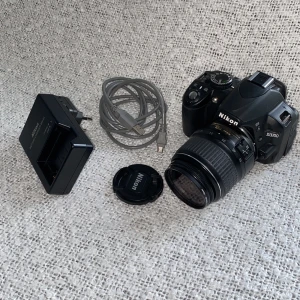 Nikon D3100 - Nikon D3100   Har några år på nacken men fungerar finfint, inga skador. 