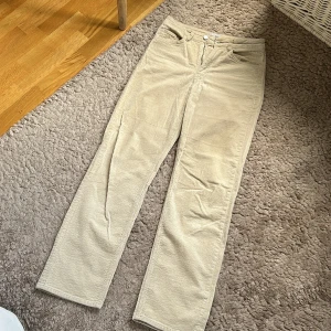 Manschesterbyxor beigea - Knappt använda, halvt hödmidjade.