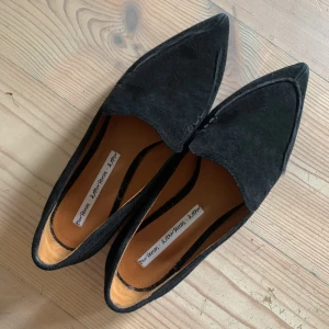 Other Stories skor - Trendiga svara skort i mocka med spets från & Other Stories. Liten klack. Använt 3 ggr. Stl 36 💕