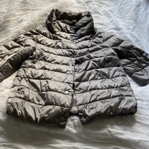 Herno liknande jacka - Säljer denna supersnygga gråa Herno liknande jackan med trekvartsärm. Den är i bra skick utan defekter. Storleken är M/L, men passar bra på mig som är S/M. Pris kan diskuteras. Skriv privat för eventuella frågor 💗