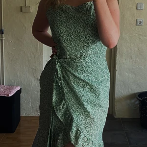 KLÄNNING - Superfin klänning från SHEIN.  Har tyvärr inte fått den till användning då färgen inte passar mig.  HELT OANVÄND! <3