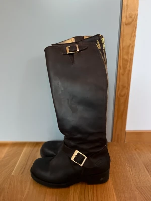 Bruna Höga Johnny Bulls Boots - Bruna häga boots från Johnny Bulls, inte använda mycke så dom är fortfarande i bra skick.