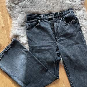 Säljer denna fina jeans! Från STRADIVARIUS. EJ använd! Modellen är Crop flare, strl: 40/M. 