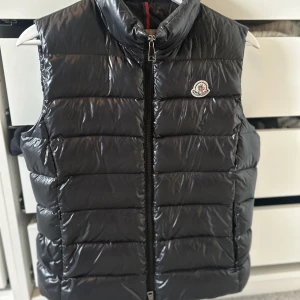 Moncler väst  - Säljer min moncler väst som är i storlek 2. Västen är i bra skick och kan skicka fler bilder! 