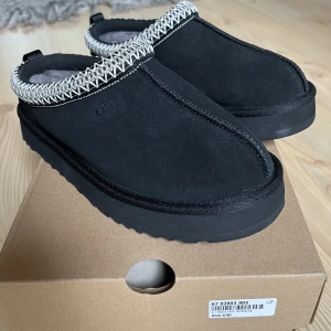 Ugg - Ugg Tazz tofflor i barnmodell, storlek 36. Aldrig använda, säljes pga för små. Pris kan diskuteras.