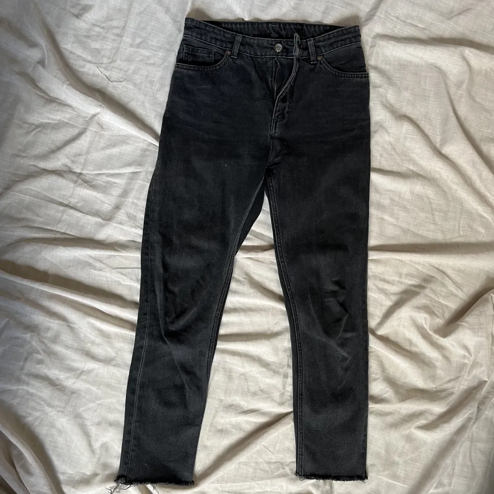 Svart/gråa Jeans, High waisted - relaxed fit . Jeans & Byxor.