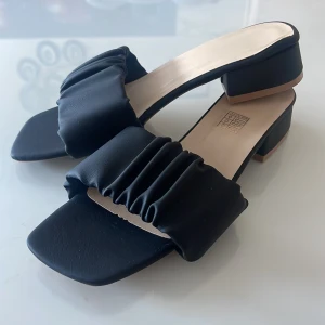 Sandaletter - Sandaletter med klack cirka 4 cm hög. Aldrig använda, se undersidan. 