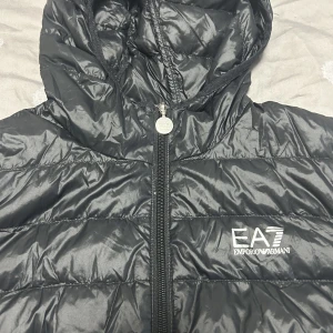 EA7 jacka - Ea7 jacka, storlek M, 9/10 skick. Två små deffekter på ena ärmen men inget märkvärdigt! Nypris 1800.
