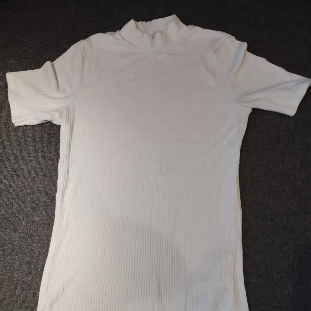 En tunn vit ribbad tröja från New Yorker. Använd några få gånger men i bra/god skick. Storlek: XS. T-shirts.