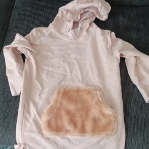 Tjocktröja  - En rosa tjocktröja med lutvig ficka  oanvänd 