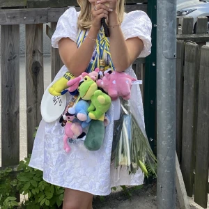 Vit klänning  - Jätte fin klänning jag hade en gång  på studneten från Only pieces, nypris 700❤️ 