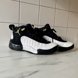 Jordan Jumpman pro - Jordan jumpman pro sneakers i storlek 42.5. 27 cm inuti. Obs har vanligen storlek 41 så upplevs små i storleken. Nypris ca 1600. Använda varsamt med slitning på ena insidan av sulan. Se sista bilden. 