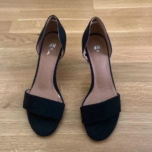 klackskor - Ett par svarta klackar från H&M💓