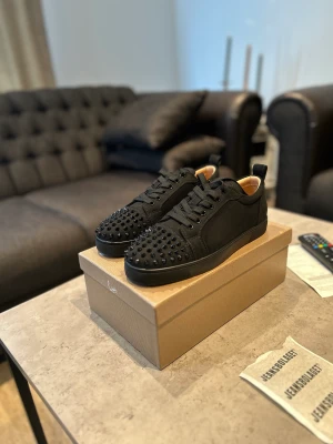 Louboutin storlek 42 - Hej! Säljer ett par helt nya Louboutin storlek 42 aldrig använda.   Medföljer: dustbag, kartongen, påse till skorna, certifikat, extra spikar. 