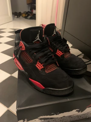 *ÄKTA MED KVITTO* Jordan 4 red thunder - Säljer nu mina tvär feta Jordan 4 red thunder då jag behöver pengar. Helt okej skick vänstra är lite creasad men högra har hållt sig uncreased. Box följer med men i ganska dåligt skick. Skorna är 100% äkta och kvitto finns. 