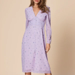 Paris dress ADOORE strl 36 - Säljer en klänning från Adoore i strl 36 då den tyvärr blivit för stor för mig. Jag kan också tänka mig byta mot samma modell eller annan Adoore klänning i strl 34.   Använd 1-2 ggr och är därför i riktigt bra skick. Nypris var 1400:- på Jackie våren 2021