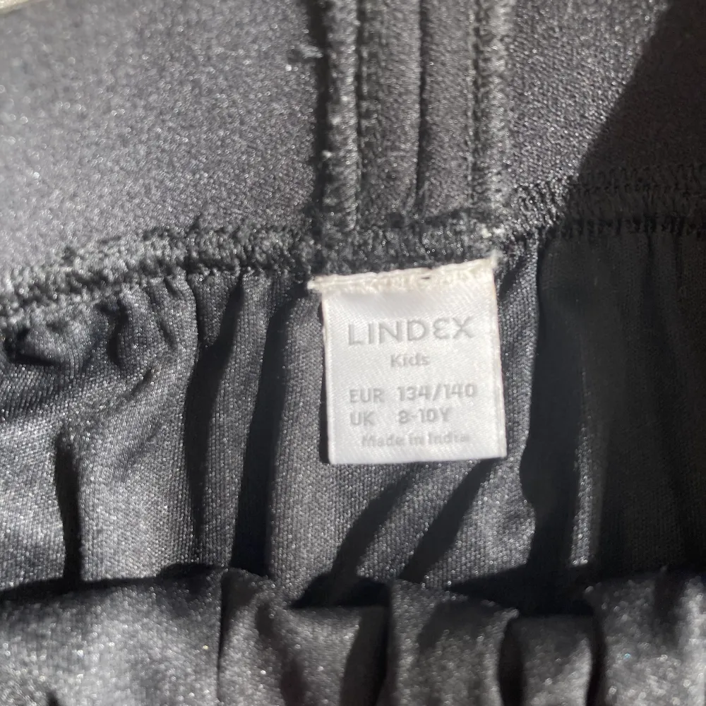 En medellång kjol från Lindex som är i god skick. Den går även att använda som en klänning till stranden🌺 kontakta mig vid frågor eller fler bilder💕. Kjolar.