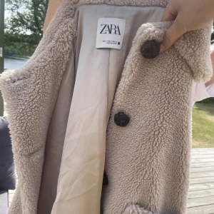 Fin lurvig jacka  - Knappt använd, beige med svarta knappar. 