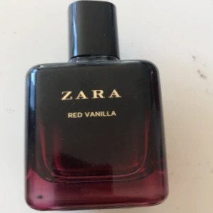 Zara parfym  - Säljer en Zara parfym Red Vanilla knappt använd 