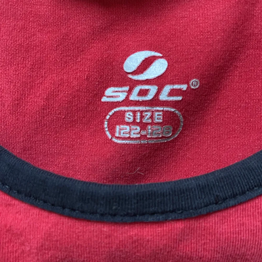 Flerfärgat sportigt linne från SOC! Sjukt coolt men kommer inte till användning. Barnstorlek men passar XS/S. :)). Toppar.