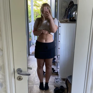 Svart lågmidjad kjol - Lågmidjad kjol från Pull&Bear. Jag har storlek L på bilden men kjolen jag säljer är i storlek M (den har blivit för liten) Väldigt liten i storleken så rekommenderar att gå upp en eller två storlekar. Går ej att få tag på. Midjemått: 38cm (mätt rätt över)