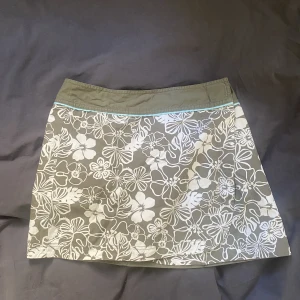 Kjol - Somrig kjol som går att ha på två olika sätt