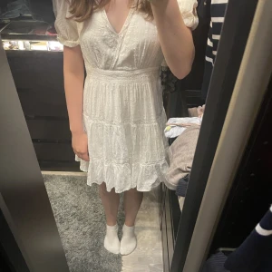 Vit klänning - Skitfin sommarklänning från Zara. Köpt förra året och använd 1 gång. Säljer pga att den inte passar längre. Den är även insydd över v ringningen men det går att enkelt sprätta upp. Skriv för fler bilder 💓💓