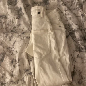 Ett par jeans  - Säljer ett par vita jeans från 157 som inte kommer till användning oxå