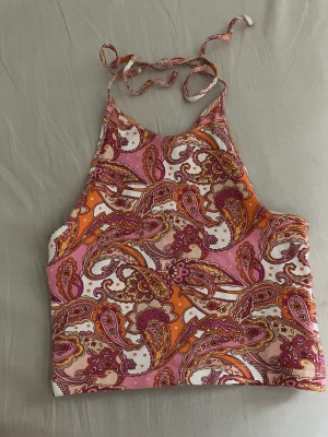 50kr - Jätte fin och sommrigt linne med öppen rygg , pris kan diskuteras.