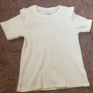 T shirt Zara  - Zara T shirt med liten volang på axlarna oanvänd