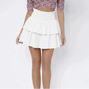 Vit kjol - Kjolen ser inte exakt ut som på bilden men om ni är intresserade kan jag visa fler bilder❤️❤️  Ge Järna prisförslag!!!