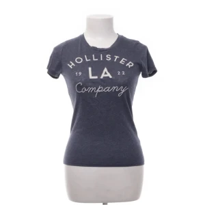 hollister t-shirt  - supergullig t-shirt i storlek xs från hollister💕lite nopprig men annars är den i bra skick
