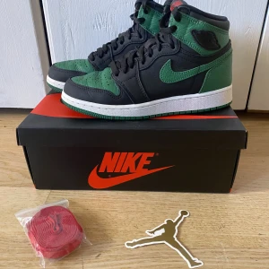 Jordan 1 Retro HighPine Green Black (GS) - Colorway BLACK/PINE GREEN-WHITE-GYM   Release Date. 02/29/2020  Size: Euro - 36 Usa- 4 Uk- 3,5 Cm - 23  Använda fåtal gånger så i toppen skick ( lite veckade framtill )