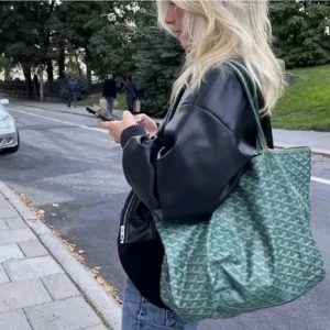 Zara skinnjacka - Säljer denna skinnjacka från Zara! Helt oanvänd 