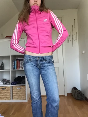 Rosa addidasjacka - Cool rosa addidasjacka i topp form. Har inte använts alls mycket. Säljer eftersom att den inte längre passar min stil