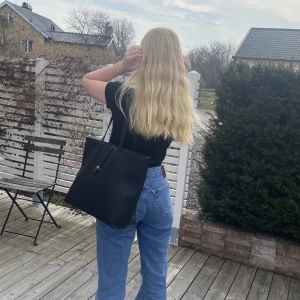 Handväska - En superfin och praktisk väska som rymmer mycket, perfekt till skolan eller jobbet!🥰 En stor dragkedja till det stora facket där det finns fler små fack💕 skriv om du undrar nåt✨Helt oanvänd!!