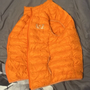 EA7 väst  - Bra skick nästan aldrig använd   Qr kod finns så ni kan se den är äkta 