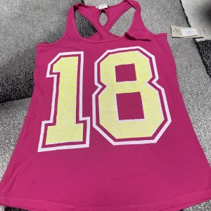 Linne cross back - Helt ny linne med etiketten kvar🌸 Siffrorna har glitter detalj ✨ En fin present till någon lilla kusin?🥰