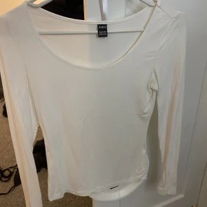 Vit tröja - Helt vanlig vit tröja från shein. Lite genomskinlig i ljus men funkar bra med en vit bh eller något likande, (huden syns ej). Minns inte vad original priset var men tror runt 69kr säljer denna för 40kr. Fritt fram att trycka på köp nu! 