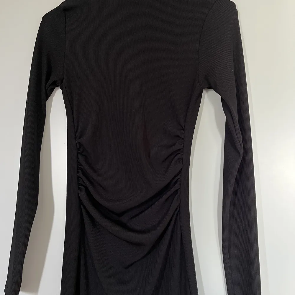 Mini black dress from pull&bear, size S , worn once. Klänningar.