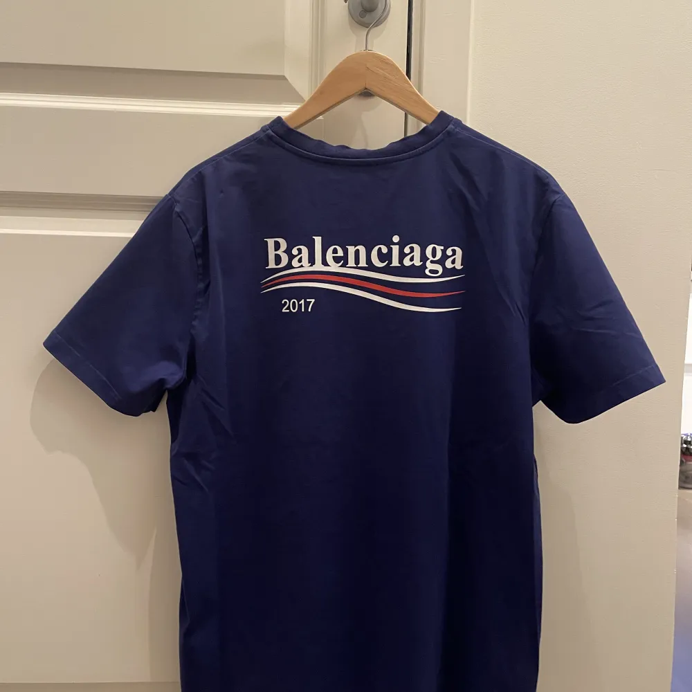 Mycket bra skick  Storlek L   Finns hämta i Stockholm eller frakt . T-shirts.