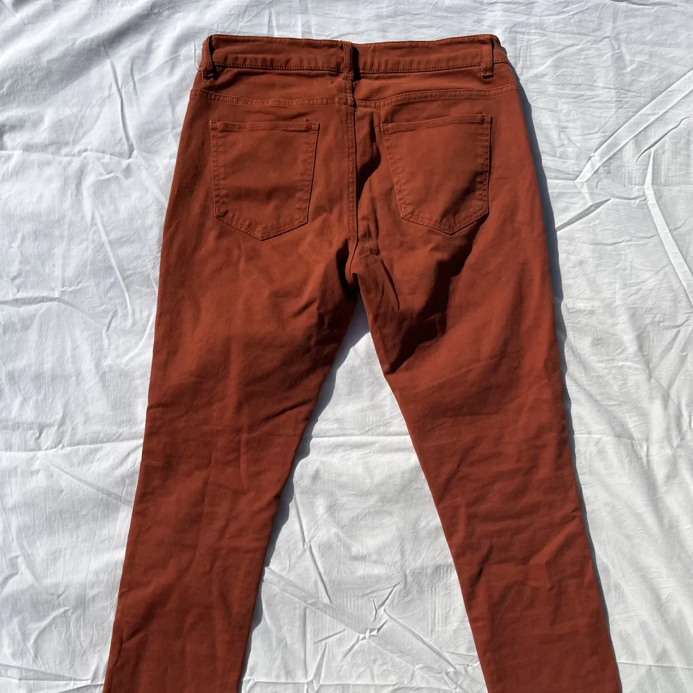 Kopparfärgade jeans med tight passform och söt kedjedetalj vid ficka 💕bra skick . Jeans & Byxor.