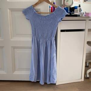 En fin ljusblå klänning ifrån brandy Melville, bra skick💕 säljer då den inte kommer till användning, använd gärna köp nu funktionen men kom privat för fler bilder ❣️