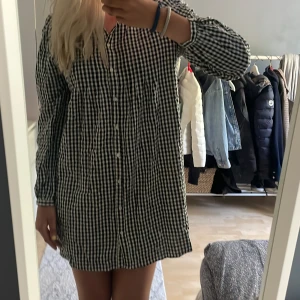 Sommarklänning  - Super fin klänning som köptes förra sommaren men som inte kommit till användning något därav säljs den!