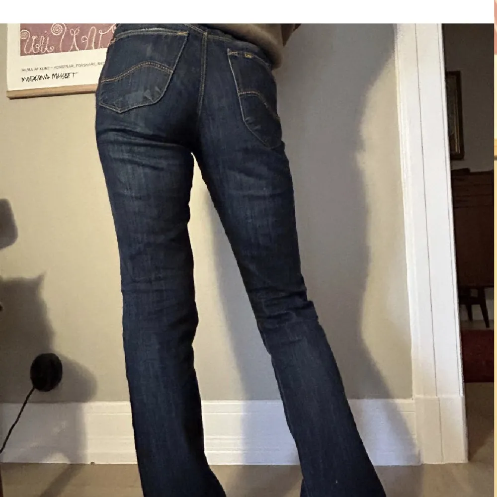 Supersnygga lågmidjade lee jeans i en fin mörkblå färg ! Sitter supersnygga och är i jättebra skick ! ❤️. Jeans & Byxor.