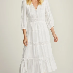 Vit klänning MQ - Använd men fint skick. Perfekt till midsommar tex🤍