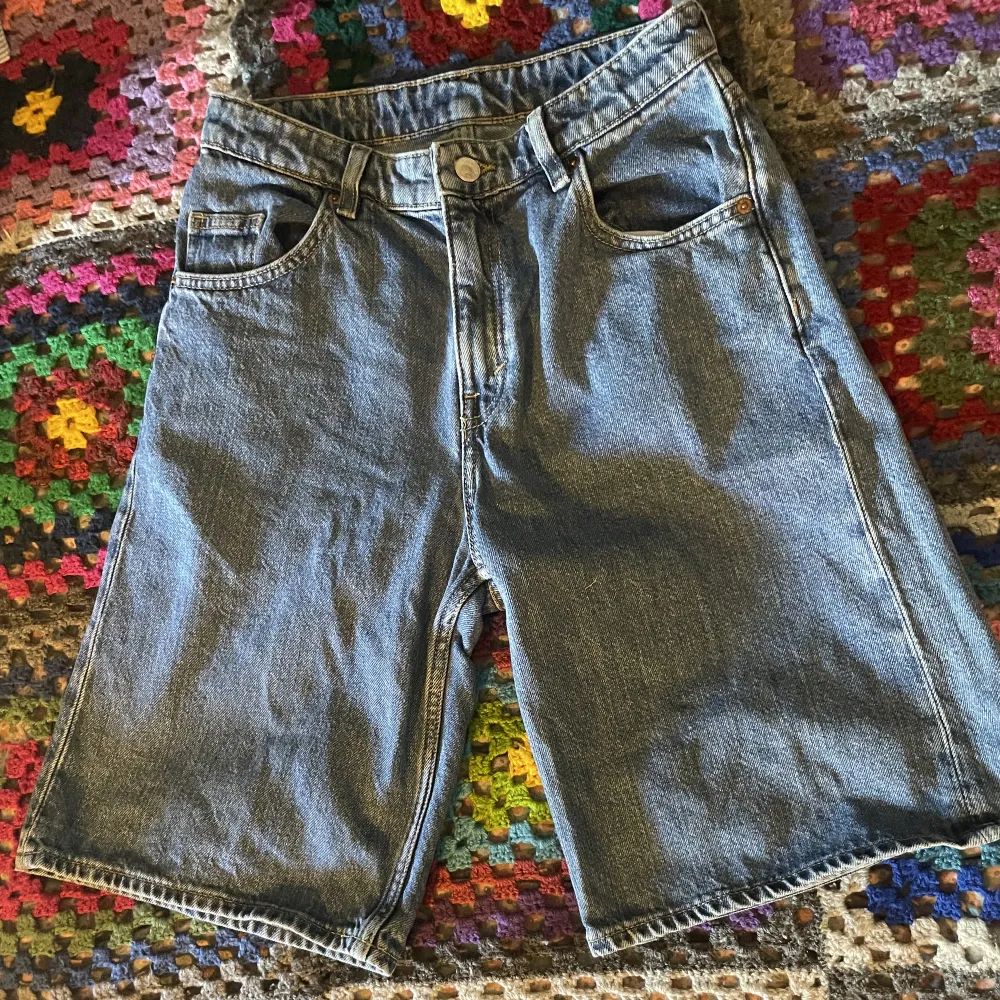 Säljer dessa snygga Bermuda jeansshorts från Monki. De är i ganska bra skick men har tvättats några gånger och går ner till knäna på mig som är 165cm. Shorts.