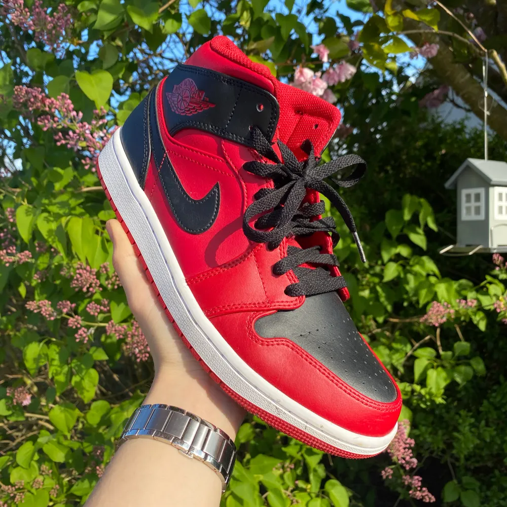 Jordan 1 Mid reverse banned  - storlek 42,5  - fint skick! 8,5/10 - allt orginal finns m.  . Skor.