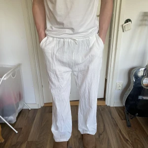 Vita linnebyxor - Vita linnebyxor i storlek M (vida). Oanvända så mycket bra skick! Köpt från Coastalcove. Perfekt längd för mig, jag är ca 178cm.